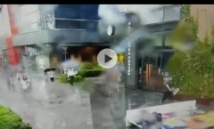 台风天上海一女子被广告牌砸倒